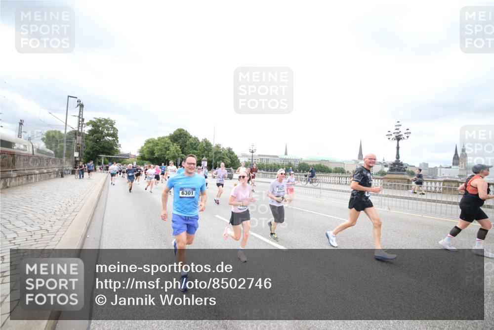 29.06.2025 - hella hamburg halbmarathon Jannik Wohlers http://msf.ph/oto/8502746 29.06.2025 10:58:43 Lombardsbrücke 1751, 1839, 2057, 2621, 2667, 2861, 3035, 3231, 3373, 3449, 3536, 3966, 4312, 4577, 4648, 5016, 5211, 5400, 5646, 6167, 6301, 6599, 6969, 7288, 7379, 7910, 8544, 8545, 8547, 8631, 8748, 8750, 8932, 9179, 10105, 10548, 10807, 10814, 10995, 11292, 11630, 11768, 11786, 11834, 11918, 12636, 12637, 12759, 13260, 15065, 15068, 15099, 15624, 17702, 18549, 18558, 18601, 19150, 19174 meine-sportfotos.de