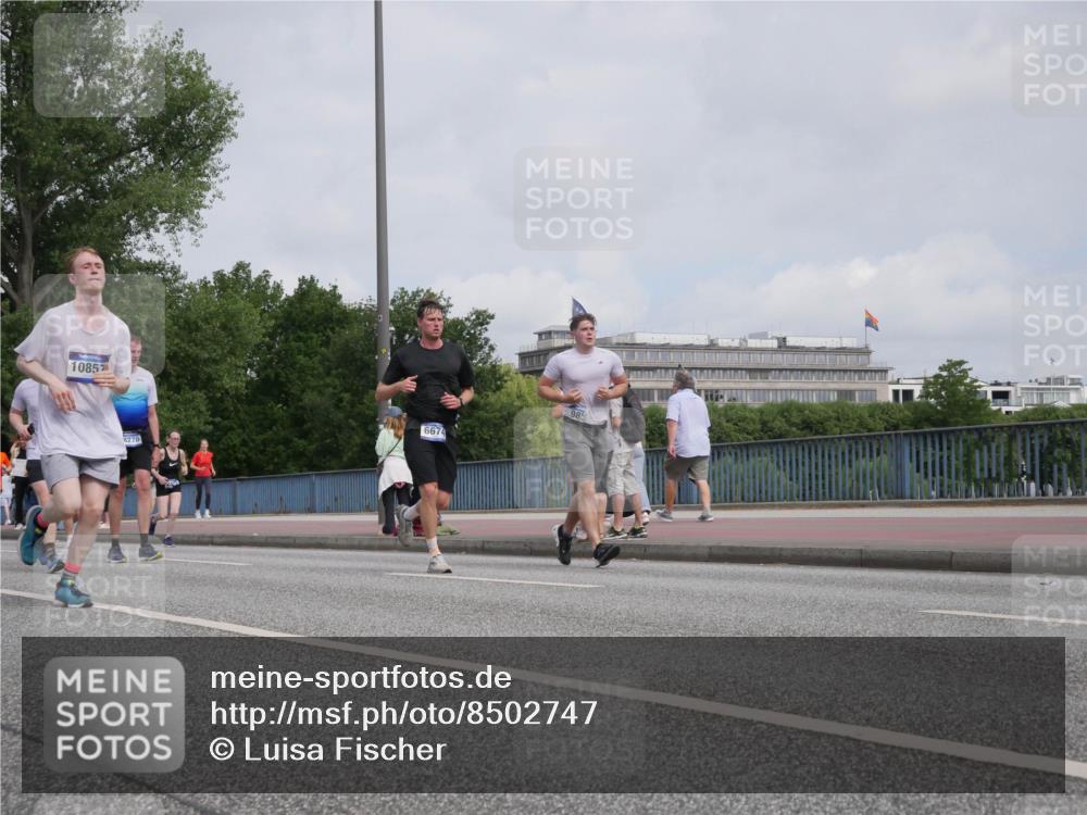 29.06.2025 - hella hamburg halbmarathon Luisa Fischer http://msf.ph/oto/8502747 29.06.2025 10:11:50 Kennedybrücke 10857, 8270, 6674, 98, 1147, 2427, 2978, 4859, 5885, 6674, 7198, 9718, 9823, 10092, 10609, 10857 meine-sportfotos.de