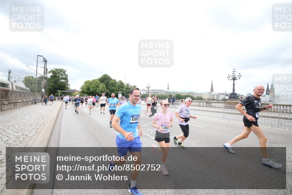 29.06.2025 - hella hamburg halbmarathon Jannik Wohlers http://msf.ph/oto/8502752 29.06.2025 10:58:44 Lombardsbrücke 1751, 1839, 2621, 2667, 2861, 3035, 3231, 3373, 3449, 3536, 3966, 4312, 4577, 4648, 5016, 5211, 5400, 5646, 6167, 6301, 6351, 6599, 6969, 7288, 7379, 7910, 8544, 8545, 8547, 8631, 8748, 8750, 8932, 9179, 10105, 10548, 10807, 10814, 10995, 11292, 11630, 11768, 11786, 11834, 11918, 12636, 12637, 12759, 13260, 15065, 15068, 15099, 15624, 17702, 18549, 18558, 18601, 19150, 19174 meine-sportfotos.de