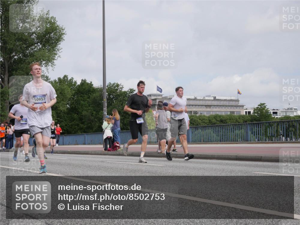 29.06.2025 - hella hamburg halbmarathon Luisa Fischer http://msf.ph/oto/8502753 29.06.2025 10:11:51 Kennedybrücke 7198, 10857, 667, 1147, 2427, 2978, 4859, 5885, 6674, 7198, 9718, 9823, 9951, 9958, 10092, 10609, 10857 meine-sportfotos.de