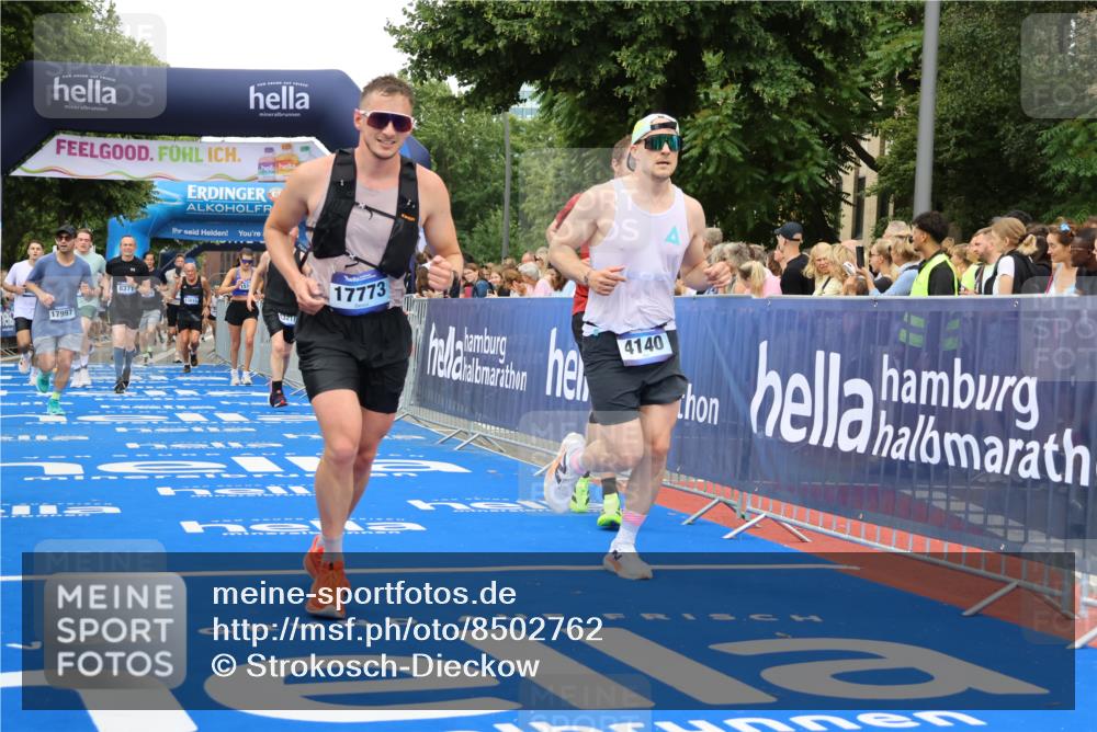 29.06.2025 - hella hamburg halbmarathon Strokosch-Dieckow http://msf.ph/oto/8502762 29.06.2025 10:52:20 Ziel 4140, 4419, 4587, 4837, 5087, 5482, 6164, 7178, 7896, 8371, 8661, 9074, 9876, 11791, 13015, 13211, 13707, 15144, 15446, 17773, 17997 meine-sportfotos.de