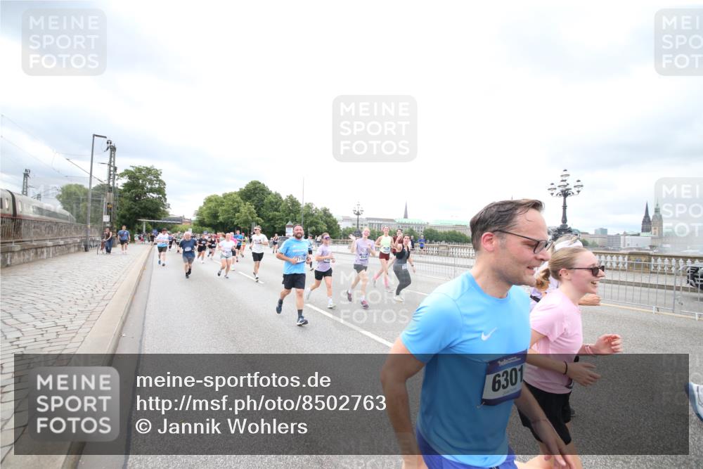 29.06.2025 - hella hamburg halbmarathon Jannik Wohlers http://msf.ph/oto/8502763 29.06.2025 10:58:44 Lombardsbrücke 1751, 1839, 2621, 2667, 2861, 3035, 3231, 3373, 3449, 3536, 3966, 4312, 4577, 4648, 5016, 5211, 5400, 5646, 6167, 6301, 6351, 6599, 6969, 7288, 7379, 7910, 8544, 8545, 8547, 8631, 8748, 8750, 8932, 9179, 10105, 10548, 10807, 10814, 10995, 11292, 11630, 11768, 11786, 11834, 11918, 12636, 12637, 12759, 13260, 15065, 15068, 15099, 15624, 17702, 18549, 18558, 18601, 19150, 19174 meine-sportfotos.de