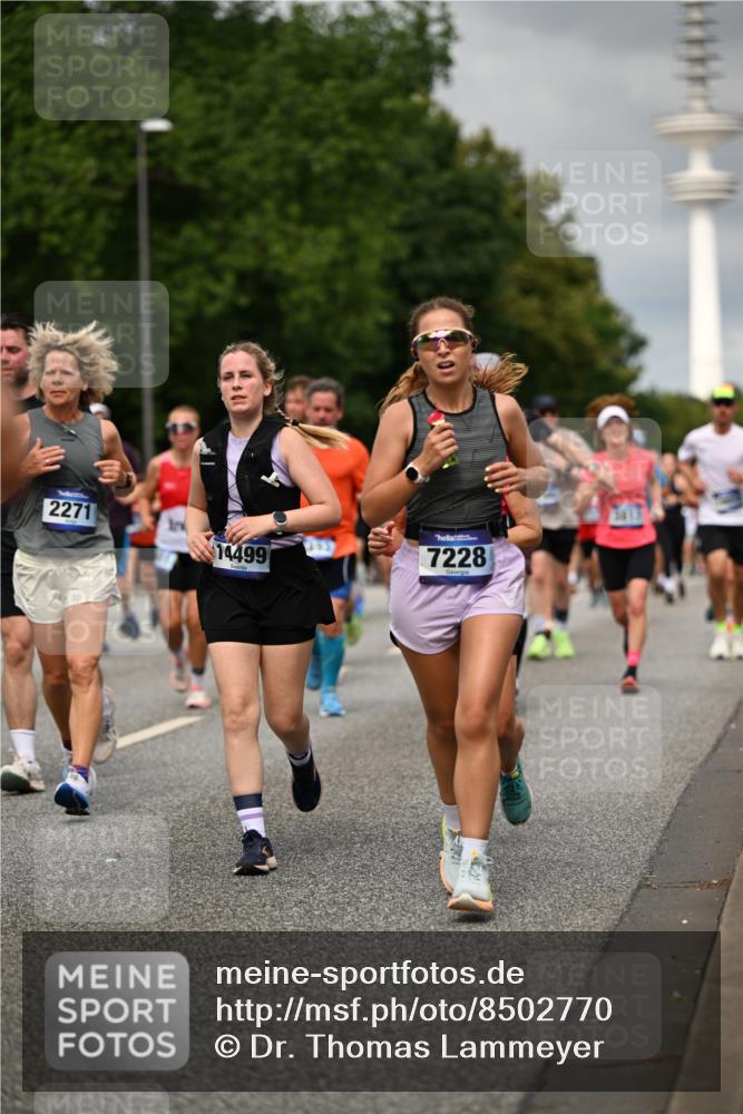 29.06.2025 - hella hamburg halbmarathon Dr. Thomas Lammeyer http://msf.ph/oto/8502770 29.06.2025 10:25:46 Kennedybrücke 1072, 1191, 1250, 1401, 2271, 2315, 2353, 2529, 2635, 2815, 2841, 3122, 3606, 3770, 3817, 4697, 4786, 5061, 5122, 5373, 5395, 5412, 5493, 5759, 5957, 6086, 6103, 7075, 7228, 7522, 7781, 8095, 8286, 8959, 9326, 9369, 9483, 9499, 9532, 9624, 10019, 10125, 10374, 10787, 10874, 11117, 11425 meine-sportfotos.de