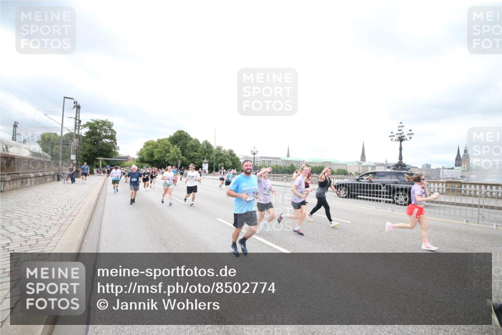 29.06.2025 - hella hamburg halbmarathon Jannik Wohlers http://msf.ph/oto/8502774 29.06.2025 10:58:45 Lombardsbrücke 1751, 1839, 2621, 2667, 2861, 3035, 3231, 3373, 3449, 3536, 3966, 4312, 4577, 4648, 5016, 5211, 5400, 5646, 6167, 6301, 6351, 6599, 6969, 7288, 7379, 7910, 8544, 8631, 8748, 8750, 8932, 9179, 10105, 10548, 10807, 10814, 10995, 11292, 11418, 11630, 11768, 11786, 11834, 11918, 12636, 12637, 12759, 13260, 15065, 15068, 15099, 15624, 17702, 18549, 18558, 18601, 19150, 19174 meine-sportfotos.de