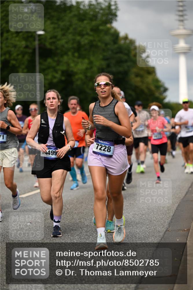29.06.2025 - hella hamburg halbmarathon Dr. Thomas Lammeyer http://msf.ph/oto/8502785 29.06.2025 10:25:46 Kennedybrücke 1072, 1191, 1250, 1401, 2271, 2315, 2353, 2529, 2635, 2815, 2841, 3122, 3606, 3770, 3817, 4697, 4786, 5061, 5122, 5373, 5395, 5412, 5493, 5759, 5957, 6086, 6103, 7075, 7228, 7522, 7781, 8095, 8286, 8959, 9326, 9369, 9483, 9499, 9532, 9624, 10019, 10125, 10374, 10787, 10874, 11117, 11425 meine-sportfotos.de