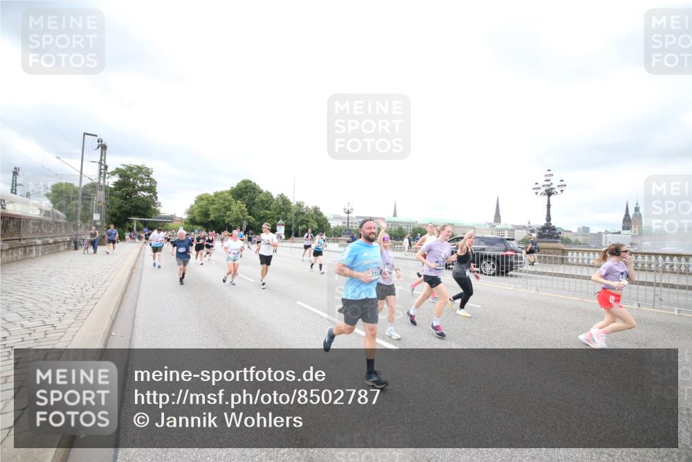 29.06.2025 - hella hamburg halbmarathon Jannik Wohlers http://msf.ph/oto/8502787 29.06.2025 10:58:45 Lombardsbrücke 1751, 1839, 2621, 2667, 2861, 3035, 3231, 3373, 3449, 3536, 3966, 4312, 4577, 4648, 5016, 5211, 5400, 5646, 6167, 6301, 6351, 6599, 6969, 7288, 7379, 7910, 8544, 8631, 8748, 8750, 8932, 9179, 10105, 10548, 10807, 10814, 10995, 11292, 11418, 11630, 11768, 11786, 11834, 11918, 12636, 12637, 12759, 13260, 15065, 15068, 15099, 15624, 17702, 18549, 18558, 18601, 19150, 19174 meine-sportfotos.de