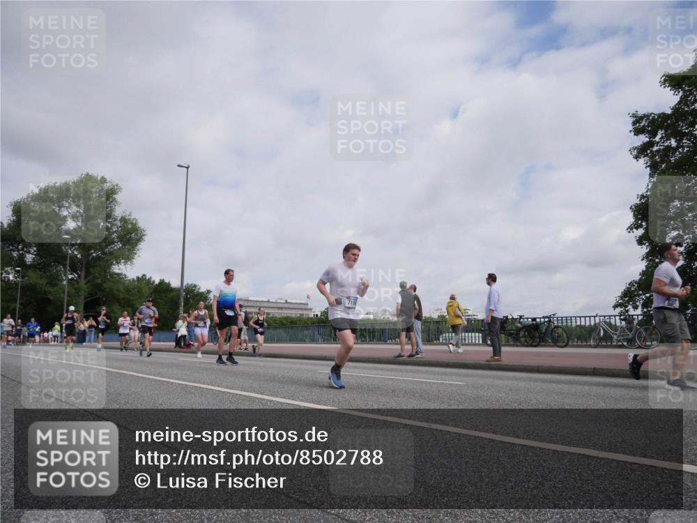 29.06.2025 - hella hamburg halbmarathon Luisa Fischer http://msf.ph/oto/8502788 29.06.2025 10:11:55 Kennedybrücke 719, 98, 2427, 4859, 6674, 7198, 9823, 9951, 9958, 10092, 10609, 10857 meine-sportfotos.de