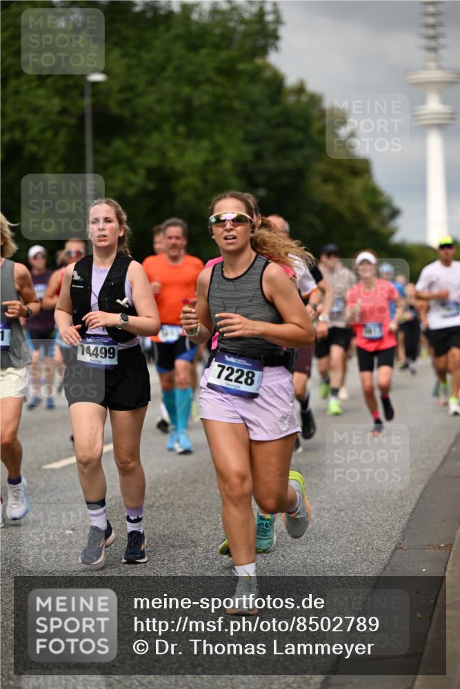 29.06.2025 - hella hamburg halbmarathon Dr. Thomas Lammeyer http://msf.ph/oto/8502789 29.06.2025 10:25:46 Kennedybrücke 1072, 1191, 1250, 1401, 2271, 2315, 2353, 2529, 2635, 2815, 2841, 3122, 3606, 3770, 3817, 4697, 4786, 5061, 5122, 5373, 5395, 5412, 5493, 5759, 5957, 6086, 6103, 7075, 7228, 7522, 7781, 8095, 8286, 8959, 9326, 9369, 9483, 9499, 9532, 9624, 10019, 10125, 10374, 10787, 10874, 11117, 11425 meine-sportfotos.de