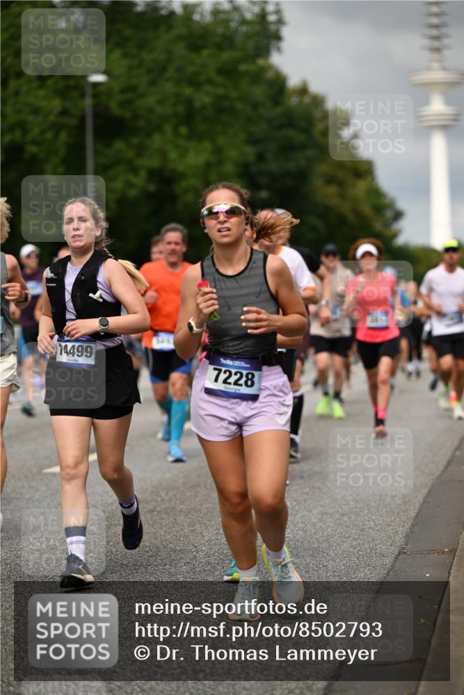 29.06.2025 - hella hamburg halbmarathon Dr. Thomas Lammeyer http://msf.ph/oto/8502793 29.06.2025 10:25:47 Kennedybrücke 1072, 1191, 1250, 1401, 1958, 2271, 2315, 2353, 2529, 2635, 2815, 2841, 3122, 3606, 3770, 3817, 4697, 4786, 5061, 5122, 5395, 5412, 5493, 5759, 5957, 6086, 6103, 7075, 7228, 7522, 7781, 8095, 8286, 8959, 9326, 9369, 9483, 9499, 9532, 9624, 10019, 10125, 10374, 10787, 10874, 11117, 11425 meine-sportfotos.de