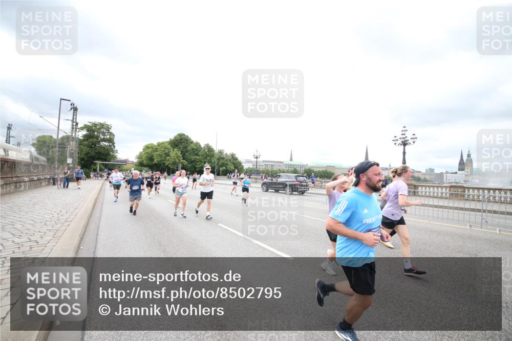 29.06.2025 - hella hamburg halbmarathon Jannik Wohlers http://msf.ph/oto/8502795 29.06.2025 10:58:45 Lombardsbrücke 1751, 1839, 2621, 2667, 2861, 3035, 3231, 3373, 3449, 3536, 3966, 4312, 4577, 4648, 5016, 5211, 5400, 5646, 6167, 6301, 6351, 6599, 6969, 7288, 7379, 7910, 8544, 8631, 8748, 8750, 8932, 9179, 10105, 10548, 10807, 10814, 10995, 11292, 11418, 11630, 11768, 11786, 11834, 11918, 12636, 12637, 12759, 13260, 15065, 15068, 15099, 15624, 17702, 18549, 18558, 18601, 19150, 19174 meine-sportfotos.de