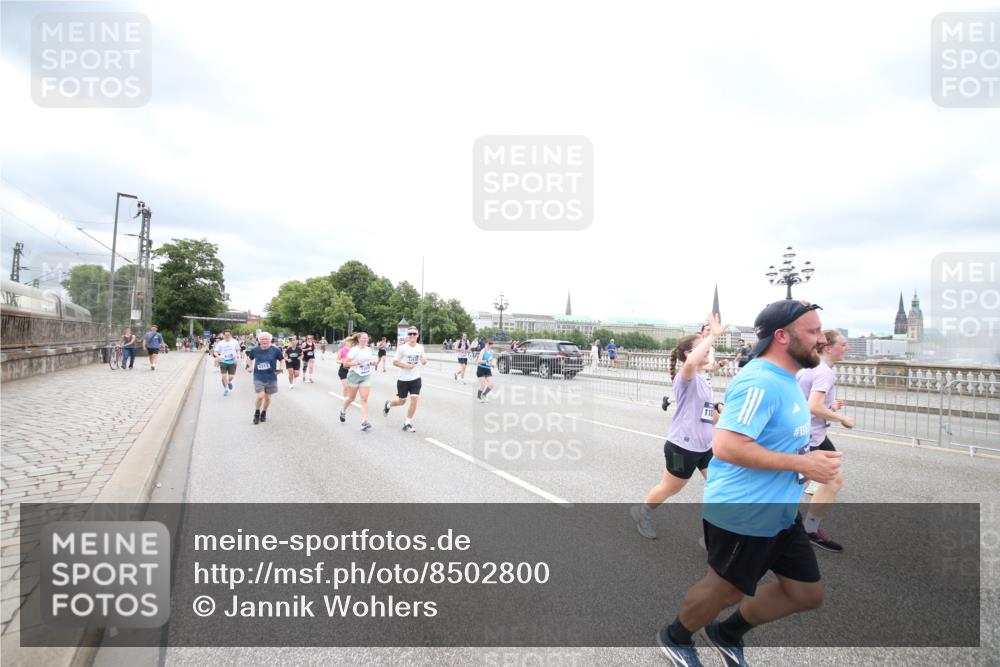 29.06.2025 - hella hamburg halbmarathon Jannik Wohlers http://msf.ph/oto/8502800 29.06.2025 10:58:45 Lombardsbrücke 1751, 1839, 2621, 2667, 2861, 3035, 3231, 3373, 3449, 3536, 3966, 4312, 4577, 4648, 5016, 5211, 5400, 5646, 6167, 6301, 6351, 6599, 6969, 7288, 7379, 7910, 8544, 8631, 8748, 8750, 8932, 9179, 10105, 10548, 10807, 10814, 10995, 11292, 11418, 11630, 11768, 11786, 11834, 11918, 12636, 12637, 12759, 13260, 15065, 15068, 15099, 15624, 17702, 18549, 18558, 18601, 19150, 19174 meine-sportfotos.de