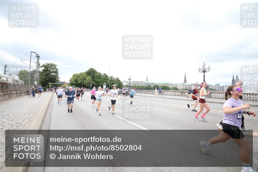 29.06.2025 - hella hamburg halbmarathon Jannik Wohlers http://msf.ph/oto/8502804 29.06.2025 10:58:46 Lombardsbrücke 1751, 1839, 2621, 2667, 2861, 3035, 3231, 3373, 3449, 3536, 3966, 4150, 4312, 5016, 5211, 5400, 5646, 6167, 6301, 6351, 6599, 6969, 7288, 7379, 7910, 8544, 8631, 8748, 8750, 8932, 9179, 10105, 10548, 10807, 10814, 10995, 11292, 11418, 11630, 11768, 11786, 11834, 11918, 12636, 12637, 13260, 15068, 15099, 15624, 17702, 18447, 18549, 18558, 18601, 19150, 19174 meine-sportfotos.de