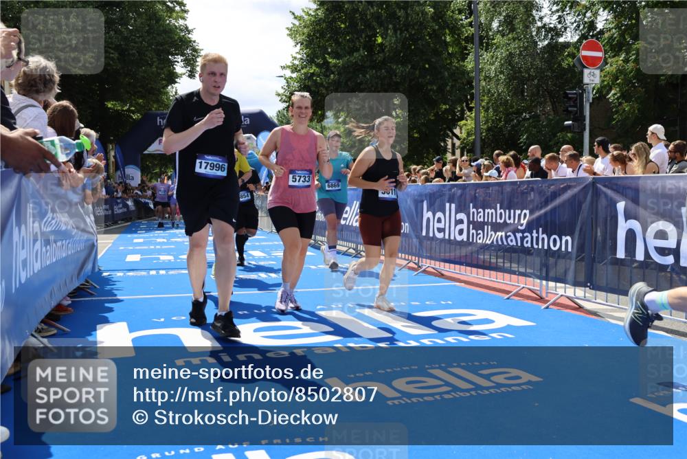 29.06.2025 - hella hamburg halbmarathon Strokosch-Dieckow http://msf.ph/oto/8502807 29.06.2025 11:36:03 Ziel 1979, 2815, 3340, 4267, 4268, 4315, 5027, 5611, 5733, 6854, 6867, 6869, 7324, 7629, 8391, 8839, 11699, 11811, 12812, 13241, 15078, 16874, 17385, 17587, 17996, 18917, 18978 meine-sportfotos.de
