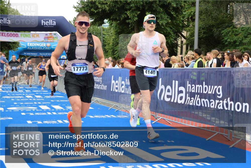 29.06.2025 - hella hamburg halbmarathon Strokosch-Dieckow http://msf.ph/oto/8502809 29.06.2025 10:52:20 Ziel 4140, 4419, 4587, 4837, 5087, 5482, 6164, 7178, 7896, 8371, 8661, 9074, 9876, 11791, 13015, 13211, 13707, 15144, 15446, 17773, 17997 meine-sportfotos.de