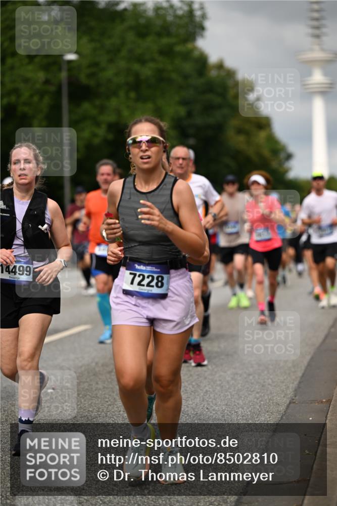 29.06.2025 - hella hamburg halbmarathon Dr. Thomas Lammeyer http://msf.ph/oto/8502810 29.06.2025 10:25:47 Kennedybrücke 1072, 1191, 1250, 1401, 1958, 2271, 2315, 2353, 2529, 2635, 2815, 2841, 3122, 3606, 3770, 3817, 4697, 4786, 5061, 5122, 5395, 5412, 5493, 5759, 5957, 6086, 6103, 7075, 7228, 7522, 7781, 8095, 8286, 8959, 9326, 9369, 9483, 9499, 9532, 9624, 10019, 10125, 10374, 10787, 10874, 11117, 11425 meine-sportfotos.de