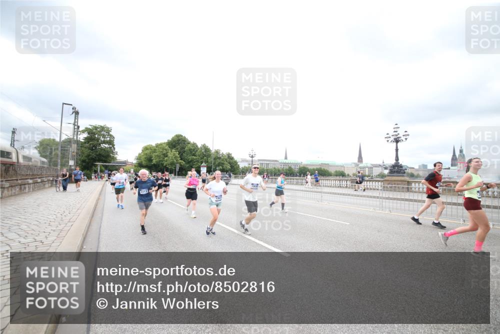 29.06.2025 - hella hamburg halbmarathon Jannik Wohlers http://msf.ph/oto/8502816 29.06.2025 10:58:46 Lombardsbrücke 1751, 1839, 2621, 2667, 2861, 3035, 3231, 3373, 3449, 3536, 3966, 4150, 4312, 5016, 5211, 5400, 5646, 6167, 6301, 6351, 6599, 6969, 7288, 7379, 7910, 8544, 8631, 8748, 8750, 8932, 9179, 10105, 10548, 10807, 10814, 10995, 11292, 11418, 11630, 11768, 11786, 11834, 11918, 12636, 12637, 13260, 15068, 15099, 15624, 17702, 18447, 18549, 18558, 18601, 19150, 19174 meine-sportfotos.de