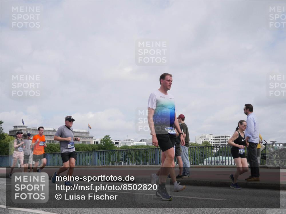 29.06.2025 - hella hamburg halbmarathon Luisa Fischer http://msf.ph/oto/8502820 29.06.2025 10:11:57 Kennedybrücke 13210, 4859, 10609, 23270, 24, 2427, 3762, 4859, 7198, 9823, 9951, 9958, 10092, 10609 meine-sportfotos.de