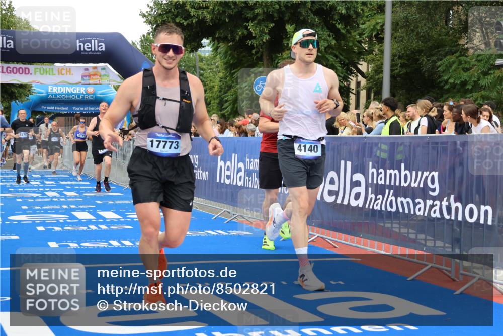 29.06.2025 - hella hamburg halbmarathon Strokosch-Dieckow http://msf.ph/oto/8502821 29.06.2025 10:52:20 Ziel 4140, 4419, 4587, 4837, 5087, 5482, 6164, 7178, 7896, 8371, 8661, 9074, 9876, 11791, 13015, 13211, 13707, 15144, 15446, 17773, 17997 meine-sportfotos.de