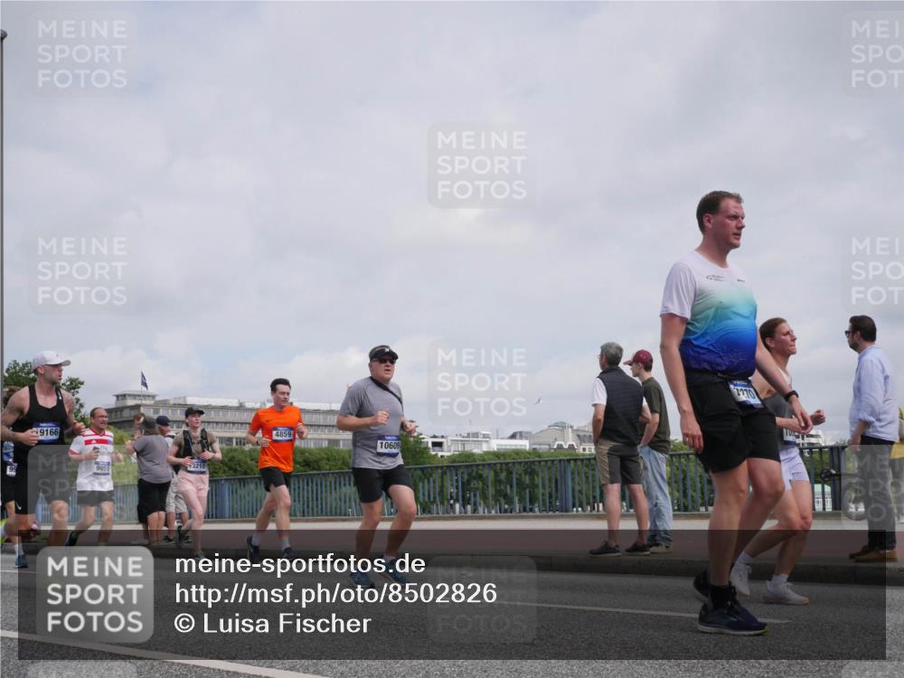 29.06.2025 - hella hamburg halbmarathon Luisa Fischer http://msf.ph/oto/8502826 29.06.2025 10:11:58 Kennedybrücke 10609, 2427, 3762, 4859, 7198, 9823, 9951, 9958, 10035, 10092, 10194, 10609 meine-sportfotos.de