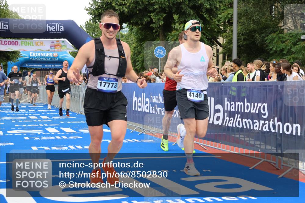 29.06.2025 - hella hamburg halbmarathon Strokosch-Dieckow http://msf.ph/oto/8502830 29.06.2025 10:52:21 Ziel 3715, 4140, 4419, 4587, 6164, 7178, 7896, 8371, 8661, 9074, 9145, 9876, 11791, 13015, 13211, 13707, 14561, 15144, 15446, 17773, 17997 meine-sportfotos.de