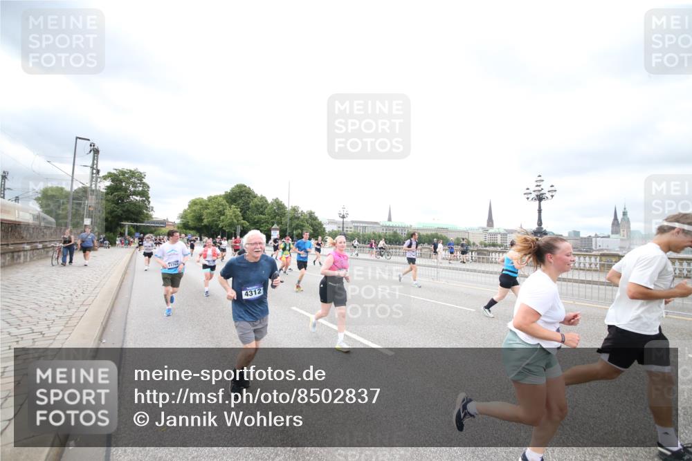 29.06.2025 - hella hamburg halbmarathon Jannik Wohlers http://msf.ph/oto/8502837 29.06.2025 10:58:48 Lombardsbrücke 1751, 1839, 2621, 2667, 2861, 3035, 3373, 3449, 3536, 3966, 4150, 4312, 5016, 5211, 5400, 5646, 6167, 6301, 6351, 6599, 6969, 7288, 7379, 7910, 8544, 8631, 8748, 8750, 8932, 9179, 10548, 10807, 10814, 11418, 11630, 11768, 11786, 11834, 11918, 12636, 12637, 13260, 15068, 15099, 17702, 18447, 18549, 18558, 19150, 19174 meine-sportfotos.de