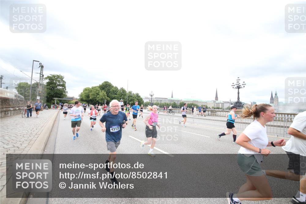 29.06.2025 - hella hamburg halbmarathon Jannik Wohlers http://msf.ph/oto/8502841 29.06.2025 10:58:48 Lombardsbrücke 1751, 1839, 2621, 2667, 2861, 3035, 3373, 3449, 3536, 3966, 4150, 4312, 5016, 5211, 5400, 5646, 6167, 6301, 6351, 6599, 6969, 7288, 7379, 7910, 8544, 8631, 8748, 8750, 8932, 9179, 10548, 10807, 10814, 11418, 11630, 11768, 11786, 11834, 11918, 12636, 12637, 13260, 15068, 15099, 17702, 18447, 18549, 18558, 19150, 19174 meine-sportfotos.de