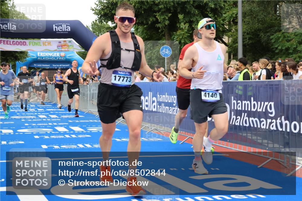 29.06.2025 - hella hamburg halbmarathon Strokosch-Dieckow http://msf.ph/oto/8502844 29.06.2025 10:52:21 Ziel 3715, 4140, 4419, 4587, 6164, 7178, 7896, 8371, 8661, 9074, 9145, 9876, 11791, 13015, 13211, 13707, 14561, 15144, 15446, 17773, 17997 meine-sportfotos.de