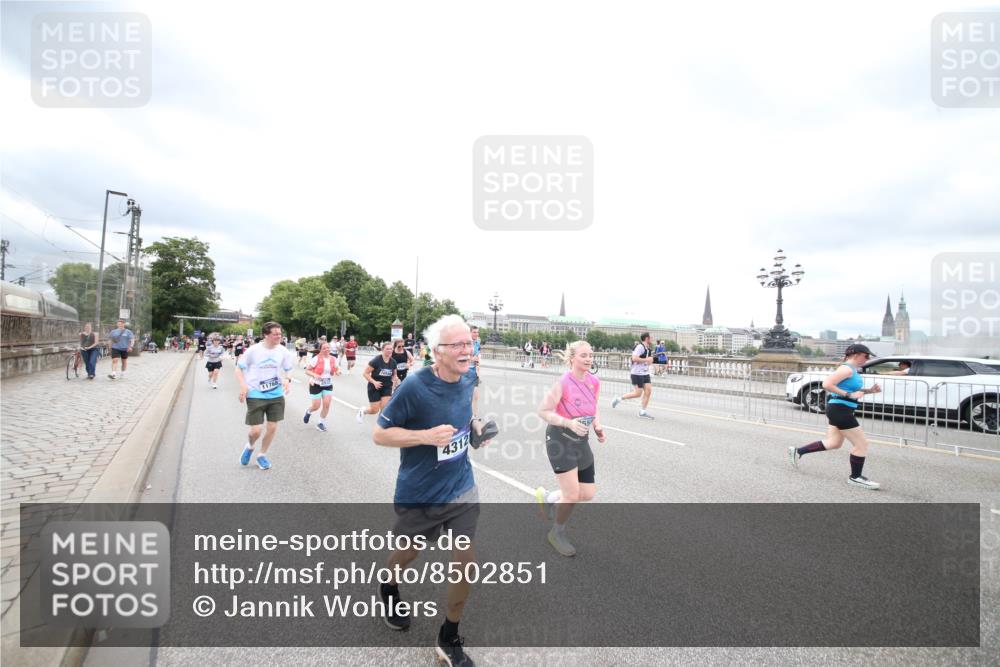 29.06.2025 - hella hamburg halbmarathon Jannik Wohlers http://msf.ph/oto/8502851 29.06.2025 10:58:48 Lombardsbrücke 1751, 1839, 2621, 2667, 2861, 3035, 3373, 3449, 3536, 3966, 4150, 4312, 5016, 5211, 5400, 5646, 6167, 6301, 6351, 6599, 6969, 7288, 7379, 7910, 8544, 8631, 8748, 8750, 8932, 9179, 10548, 10807, 10814, 11418, 11630, 11768, 11786, 11834, 11918, 12636, 12637, 13260, 15068, 15099, 17702, 18447, 18549, 18558, 19150, 19174 meine-sportfotos.de