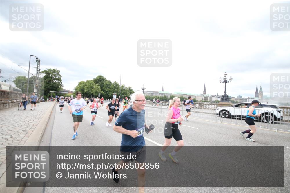 29.06.2025 - hella hamburg halbmarathon Jannik Wohlers http://msf.ph/oto/8502856 29.06.2025 10:58:48 Lombardsbrücke 1751, 1839, 2621, 2667, 2861, 3035, 3373, 3449, 3536, 3966, 4150, 4312, 5016, 5211, 5400, 5646, 6167, 6301, 6351, 6599, 6969, 7288, 7379, 7910, 8544, 8631, 8748, 8750, 8932, 9179, 10548, 10807, 10814, 11418, 11630, 11768, 11786, 11834, 11918, 12636, 12637, 13260, 15068, 15099, 17702, 18447, 18549, 18558, 19150, 19174 meine-sportfotos.de