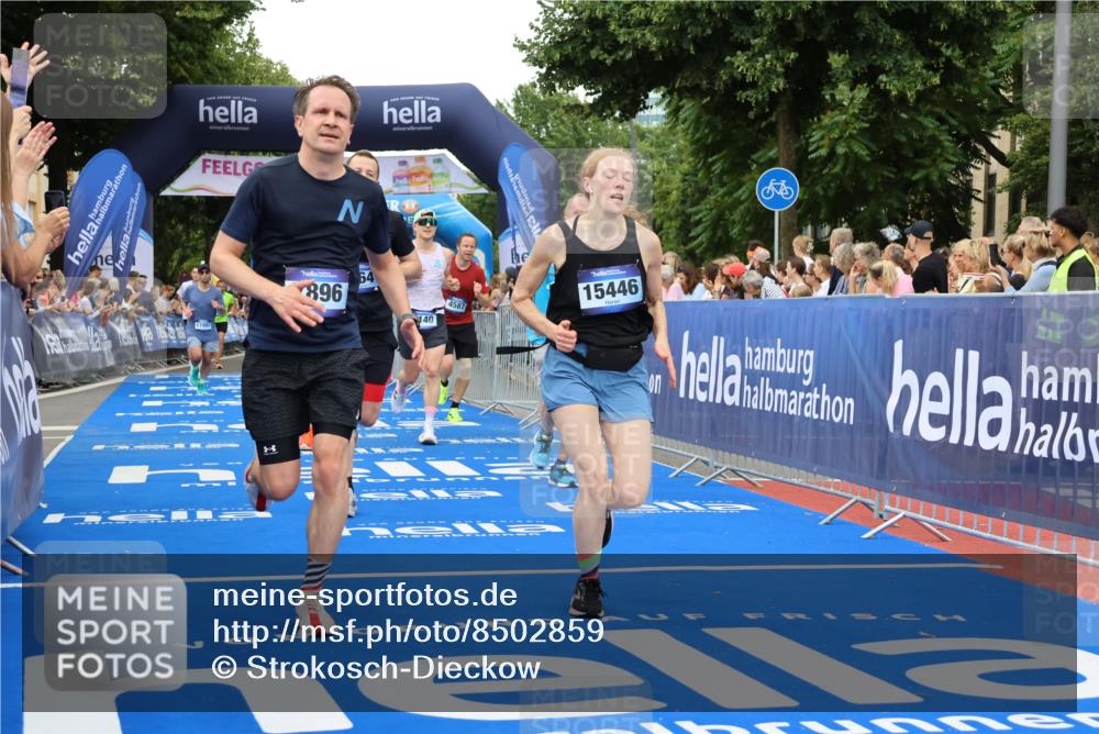 29.06.2025 - hella hamburg halbmarathon Strokosch-Dieckow http://msf.ph/oto/8502859 29.06.2025 10:52:18 Ziel 4140, 4419, 4587, 4837, 5032, 5087, 5482, 6164, 7896, 9074, 9876, 12135, 13015, 13211, 13707, 14300, 15144, 15275, 15446, 16003, 16591, 17130, 17773, 17997, 18475 meine-sportfotos.de
