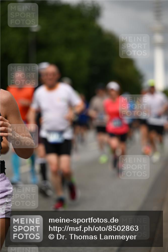 29.06.2025 - hella hamburg halbmarathon Dr. Thomas Lammeyer http://msf.ph/oto/8502863 29.06.2025 10:25:48 Kennedybrücke 1072, 1191, 1250, 1401, 1958, 2271, 2315, 2353, 2529, 2635, 2815, 2841, 3122, 3606, 3770, 3817, 4697, 4786, 5061, 5122, 5395, 5412, 5493, 5641, 5759, 5957, 6086, 6103, 7075, 7228, 7522, 7672, 7781, 8095, 8286, 8959, 9326, 9369, 9483, 9499, 9532, 9624, 10019, 10125, 10374, 10787, 10874, 11117, 11425 meine-sportfotos.de