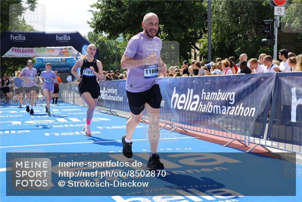 29.06.2025 - hella hamburg halbmarathon Strokosch-Dieckow http://msf.ph/oto/8502870 29.06.2025 11:36:06 Ziel 1979, 2815, 3340, 4267, 4268, 4315, 4540, 5027, 5611, 5733, 6717, 6854, 6867, 6869, 7324, 7629, 8391, 11699, 11811, 12812, 15994, 16874, 17385, 17587, 17996 meine-sportfotos.de