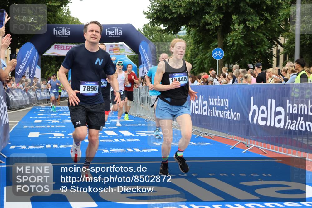 29.06.2025 - hella hamburg halbmarathon Strokosch-Dieckow http://msf.ph/oto/8502872 29.06.2025 10:52:18 Ziel 4140, 4419, 4587, 4837, 5032, 5087, 5482, 6164, 7896, 9074, 9876, 12135, 13015, 13211, 13707, 14300, 15144, 15275, 15446, 16003, 16591, 17130, 17773, 17997, 18475 meine-sportfotos.de