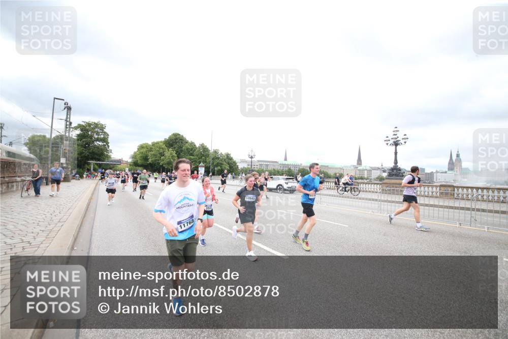 29.06.2025 - hella hamburg halbmarathon Jannik Wohlers http://msf.ph/oto/8502878 29.06.2025 10:58:49 Lombardsbrücke 1751, 1839, 2667, 2861, 3035, 3373, 3449, 3536, 3966, 4150, 4312, 5016, 5211, 5400, 5646, 6167, 6301, 6351, 6599, 6969, 7288, 7379, 7910, 8544, 8631, 8748, 8750, 8932, 9179, 9209, 9244, 9968, 10548, 10807, 10814, 11418, 11630, 11768, 11786, 11834, 11918, 12636, 12637, 13249, 13260, 15068, 15099, 17702, 18447, 18549, 18558, 19174 meine-sportfotos.de