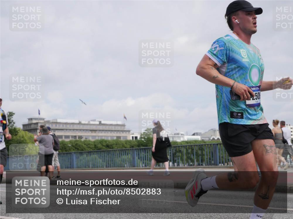 29.06.2025 - hella hamburg halbmarathon Luisa Fischer http://msf.ph/oto/8502883 29.06.2025 10:12:04 Kennedybrücke 50, 1823, 3762, 4592, 9951, 9958, 10035, 10194 meine-sportfotos.de