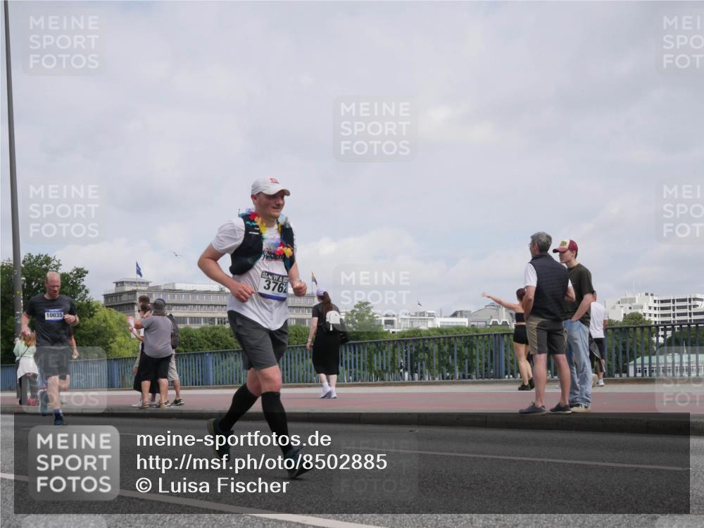 29.06.2025 - hella hamburg halbmarathon Luisa Fischer http://msf.ph/oto/8502885 29.06.2025 10:12:05 Kennedybrücke 10035, 3762, 1823, 3762, 4592, 10035, 10194 meine-sportfotos.de