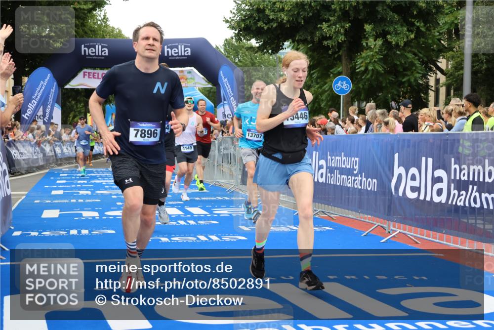 29.06.2025 - hella hamburg halbmarathon Strokosch-Dieckow http://msf.ph/oto/8502891 29.06.2025 10:52:18 Ziel 4140, 4419, 4587, 4837, 5032, 5087, 5482, 6164, 7896, 9074, 9876, 12135, 13015, 13211, 13707, 14300, 15144, 15275, 15446, 16003, 16591, 17130, 17773, 17997, 18475 meine-sportfotos.de