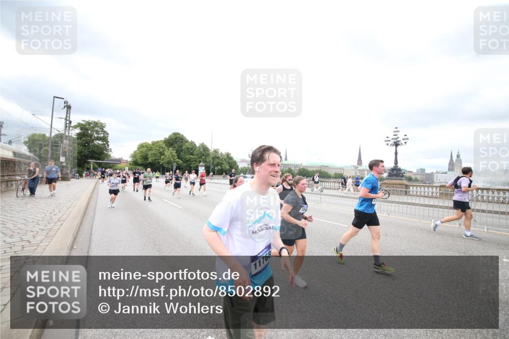 29.06.2025 - hella hamburg halbmarathon Jannik Wohlers http://msf.ph/oto/8502892 29.06.2025 10:58:50 Lombardsbrücke 1751, 1839, 2667, 2861, 3035, 3449, 3536, 3693, 3966, 4150, 4312, 5016, 5211, 5400, 5646, 6167, 6301, 6351, 6599, 6969, 7288, 7379, 7502, 7910, 8544, 8748, 8750, 8932, 9056, 9179, 9209, 9244, 9968, 10548, 10807, 10814, 11418, 11630, 11768, 11786, 11834, 11918, 12636, 12637, 13249, 14068, 15068, 15099, 17702, 18161, 18447, 18546, 18549, 18558, 19174 meine-sportfotos.de