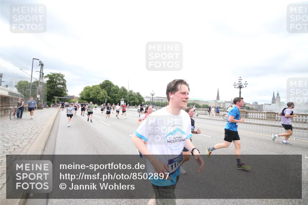 29.06.2025 - hella hamburg halbmarathon Jannik Wohlers http://msf.ph/oto/8502897 29.06.2025 10:58:50 Lombardsbrücke 1751, 1839, 2667, 2861, 3035, 3449, 3536, 3693, 3966, 4150, 4312, 5016, 5211, 5400, 5646, 6167, 6301, 6351, 6599, 6969, 7288, 7379, 7502, 7910, 8544, 8748, 8750, 8932, 9056, 9179, 9209, 9244, 9968, 10548, 10807, 10814, 11418, 11630, 11768, 11786, 11834, 11918, 12636, 12637, 13249, 14068, 15068, 15099, 17702, 18161, 18447, 18546, 18549, 18558, 19174 meine-sportfotos.de