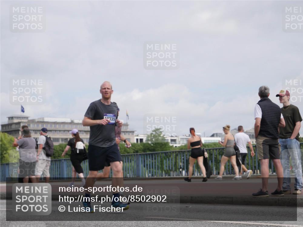 29.06.2025 - hella hamburg halbmarathon Luisa Fischer http://msf.ph/oto/8502902 29.06.2025 10:12:07 Kennedybrücke 5, 1823, 3762, 4592, 9297, 10035, 10194 meine-sportfotos.de