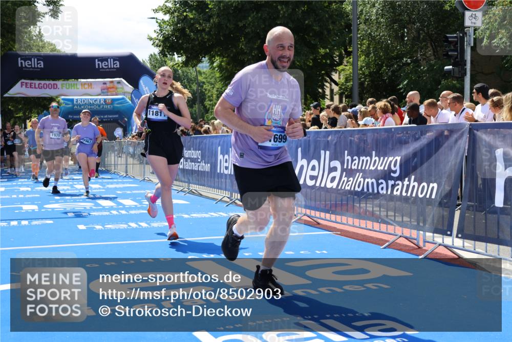 29.06.2025 - hella hamburg halbmarathon Strokosch-Dieckow http://msf.ph/oto/8502903 29.06.2025 11:36:07 Ziel 1979, 2815, 4267, 4268, 4315, 4540, 5027, 5611, 5733, 6717, 6854, 6867, 6869, 7324, 8391, 11699, 11811, 12812, 15994, 16874, 17385, 17587, 17996 meine-sportfotos.de