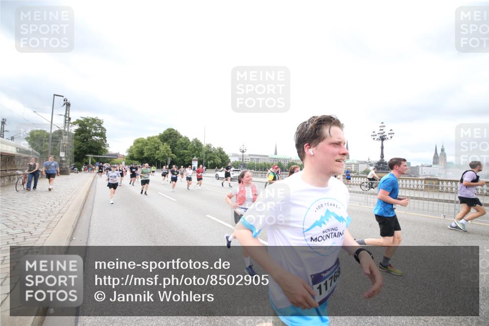 29.06.2025 - hella hamburg halbmarathon Jannik Wohlers http://msf.ph/oto/8502905 29.06.2025 10:58:50 Lombardsbrücke 1751, 1839, 2667, 2861, 3035, 3449, 3536, 3693, 3966, 4150, 4312, 5016, 5211, 5400, 5646, 6167, 6301, 6351, 6599, 6969, 7288, 7379, 7502, 7910, 8544, 8748, 8750, 8932, 9056, 9179, 9209, 9244, 9968, 10548, 10807, 10814, 11418, 11630, 11768, 11786, 11834, 11918, 12636, 12637, 13249, 14068, 15068, 15099, 17702, 18161, 18447, 18546, 18549, 18558, 19174 meine-sportfotos.de