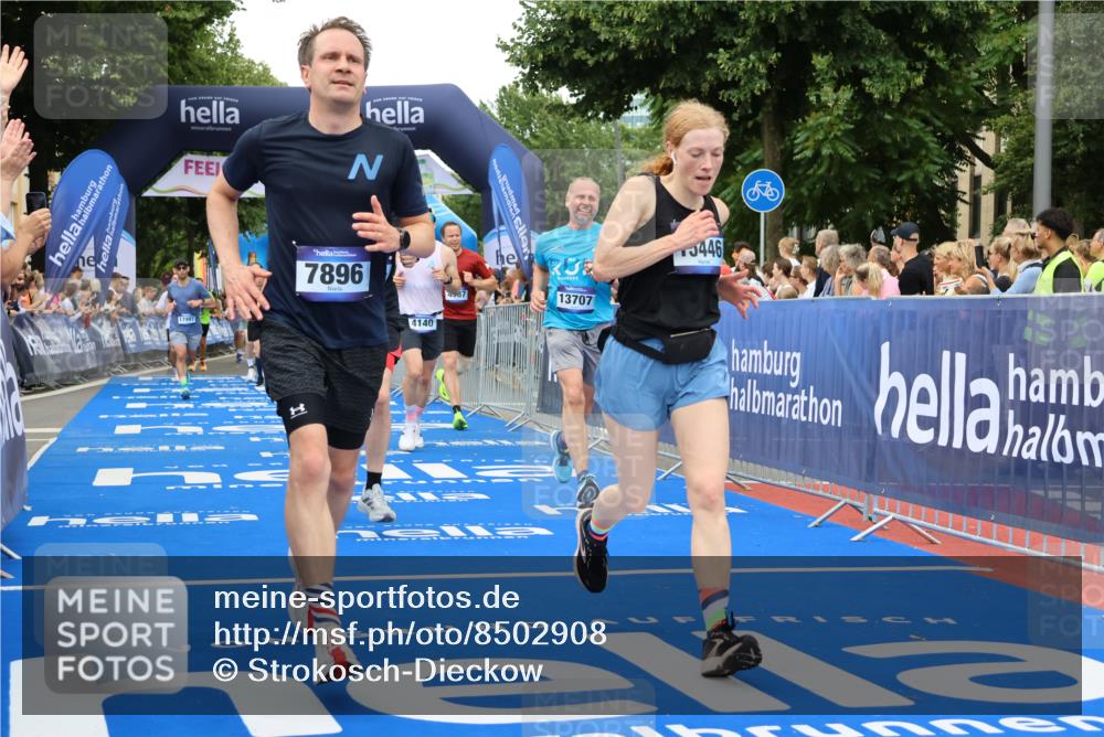 29.06.2025 - hella hamburg halbmarathon Strokosch-Dieckow http://msf.ph/oto/8502908 29.06.2025 10:52:18 Ziel 4140, 4419, 4587, 4837, 5032, 5087, 5482, 6164, 7896, 9074, 9876, 12135, 13015, 13211, 13707, 14300, 15144, 15275, 15446, 16003, 16591, 17130, 17773, 17997, 18475 meine-sportfotos.de