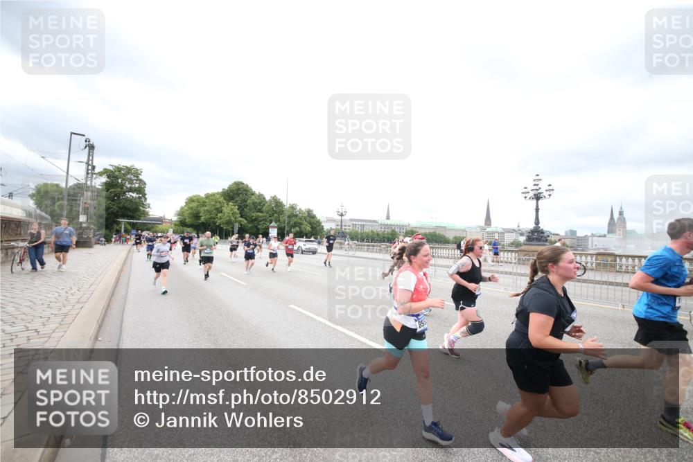 29.06.2025 - hella hamburg halbmarathon Jannik Wohlers http://msf.ph/oto/8502912 29.06.2025 10:58:50 Lombardsbrücke 1751, 1839, 2667, 2861, 3035, 3449, 3536, 3693, 3966, 4150, 4312, 5016, 5211, 5400, 5646, 6167, 6301, 6351, 6599, 6969, 7288, 7379, 7502, 7910, 8544, 8748, 8750, 8932, 9056, 9179, 9209, 9244, 9968, 10548, 10807, 10814, 11418, 11630, 11768, 11786, 11834, 11918, 12636, 12637, 13249, 14068, 15068, 15099, 17702, 18161, 18447, 18546, 18549, 18558, 19174 meine-sportfotos.de