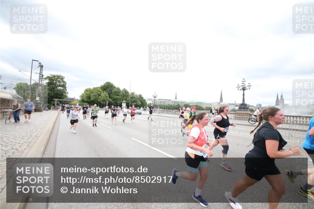 29.06.2025 - hella hamburg halbmarathon Jannik Wohlers http://msf.ph/oto/8502917 29.06.2025 10:58:50 Lombardsbrücke 1751, 1839, 2667, 2861, 3035, 3449, 3536, 3693, 3966, 4150, 4312, 5016, 5211, 5400, 5646, 6167, 6301, 6351, 6599, 6969, 7288, 7379, 7502, 7910, 8544, 8748, 8750, 8932, 9056, 9179, 9209, 9244, 9968, 10548, 10807, 10814, 11418, 11630, 11768, 11786, 11834, 11918, 12636, 12637, 13249, 14068, 15068, 15099, 17702, 18161, 18447, 18546, 18549, 18558, 19174 meine-sportfotos.de