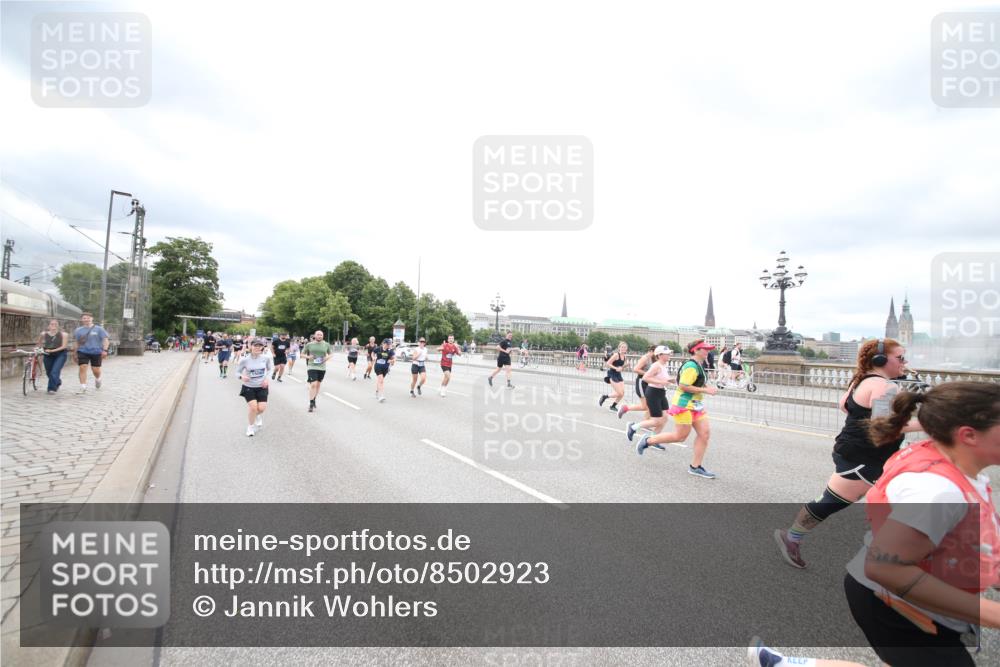 29.06.2025 - hella hamburg halbmarathon Jannik Wohlers http://msf.ph/oto/8502923 29.06.2025 10:58:51 Lombardsbrücke 1751, 1839, 2052, 2100, 2667, 2861, 3035, 3449, 3536, 3693, 3966, 4150, 4312, 5016, 5211, 5400, 5646, 6301, 6351, 6599, 6969, 7288, 7379, 7467, 7502, 7910, 8544, 8748, 8750, 8932, 9056, 9179, 9209, 9244, 9968, 10548, 10807, 10814, 11418, 11630, 11768, 11786, 11834, 11918, 12636, 12637, 13249, 14068, 15068, 15099, 17702, 18161, 18447, 18546, 18549, 18558, 19174 meine-sportfotos.de