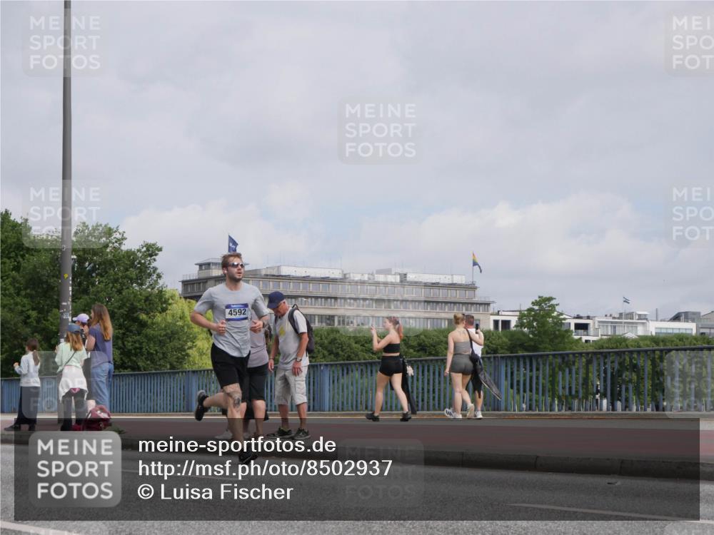 29.06.2025 - hella hamburg halbmarathon Luisa Fischer http://msf.ph/oto/8502937 29.06.2025 10:12:11 Kennedybrücke 4592, 1823, 4592, 9297, 10035, 10194 meine-sportfotos.de