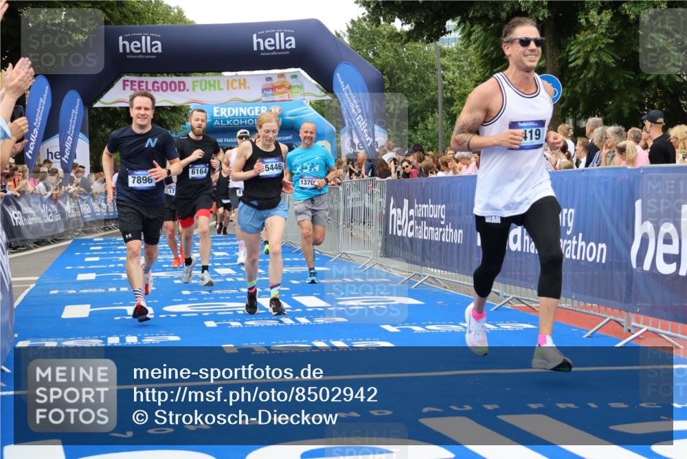 29.06.2025 - hella hamburg halbmarathon Strokosch-Dieckow http://msf.ph/oto/8502942 29.06.2025 10:52:17 Ziel 4140, 4419, 4587, 4837, 5032, 5087, 5482, 6164, 6897, 7896, 9074, 9082, 12135, 13211, 13707, 14300, 15144, 15275, 15446, 16003, 16320, 16591, 17130, 17773, 17997, 18475 meine-sportfotos.de