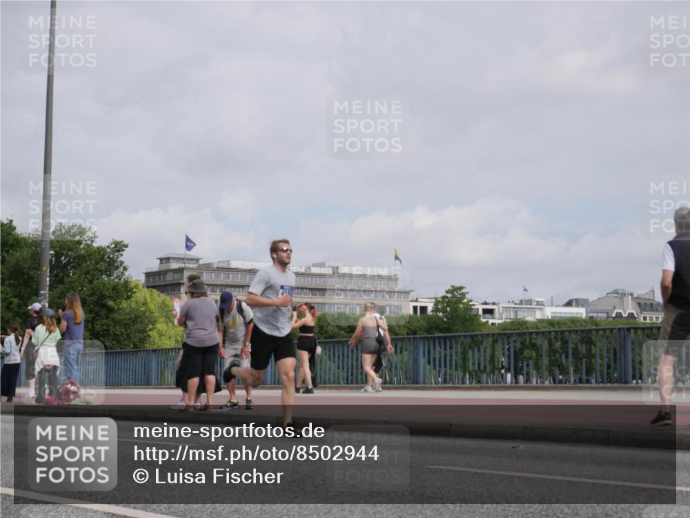 29.06.2025 - hella hamburg halbmarathon Luisa Fischer http://msf.ph/oto/8502944 29.06.2025 10:12:12 Kennedybrücke 1823, 4592, 7081, 9297 meine-sportfotos.de