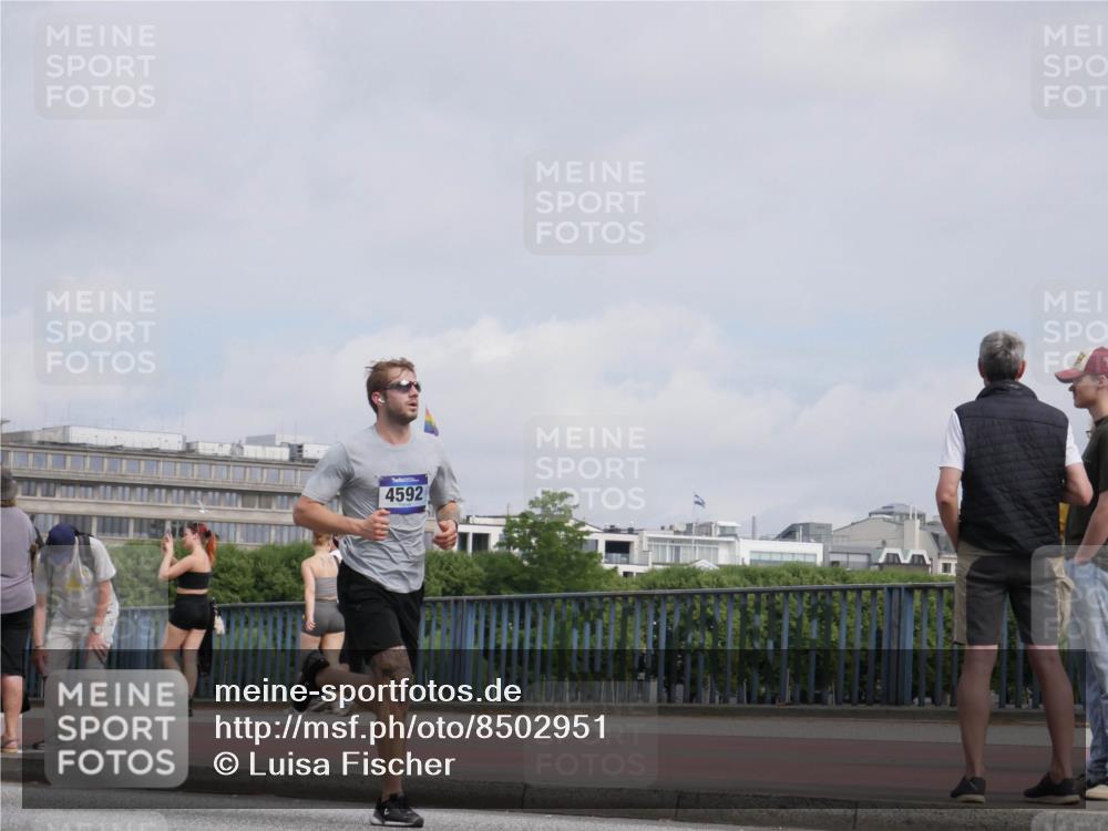29.06.2025 - hella hamburg halbmarathon Luisa Fischer http://msf.ph/oto/8502951 29.06.2025 10:12:12 Kennedybrücke 4592, 1823, 4592, 7081, 9297 meine-sportfotos.de